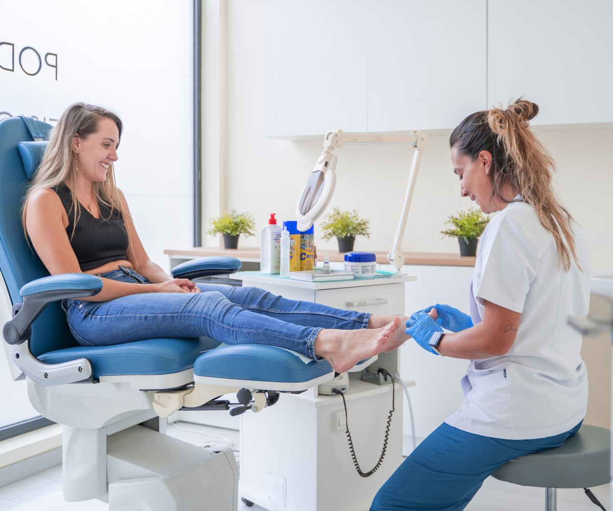 Foto de Soraya tratando un paciente