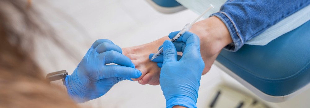 Foto pie pinchando aguja