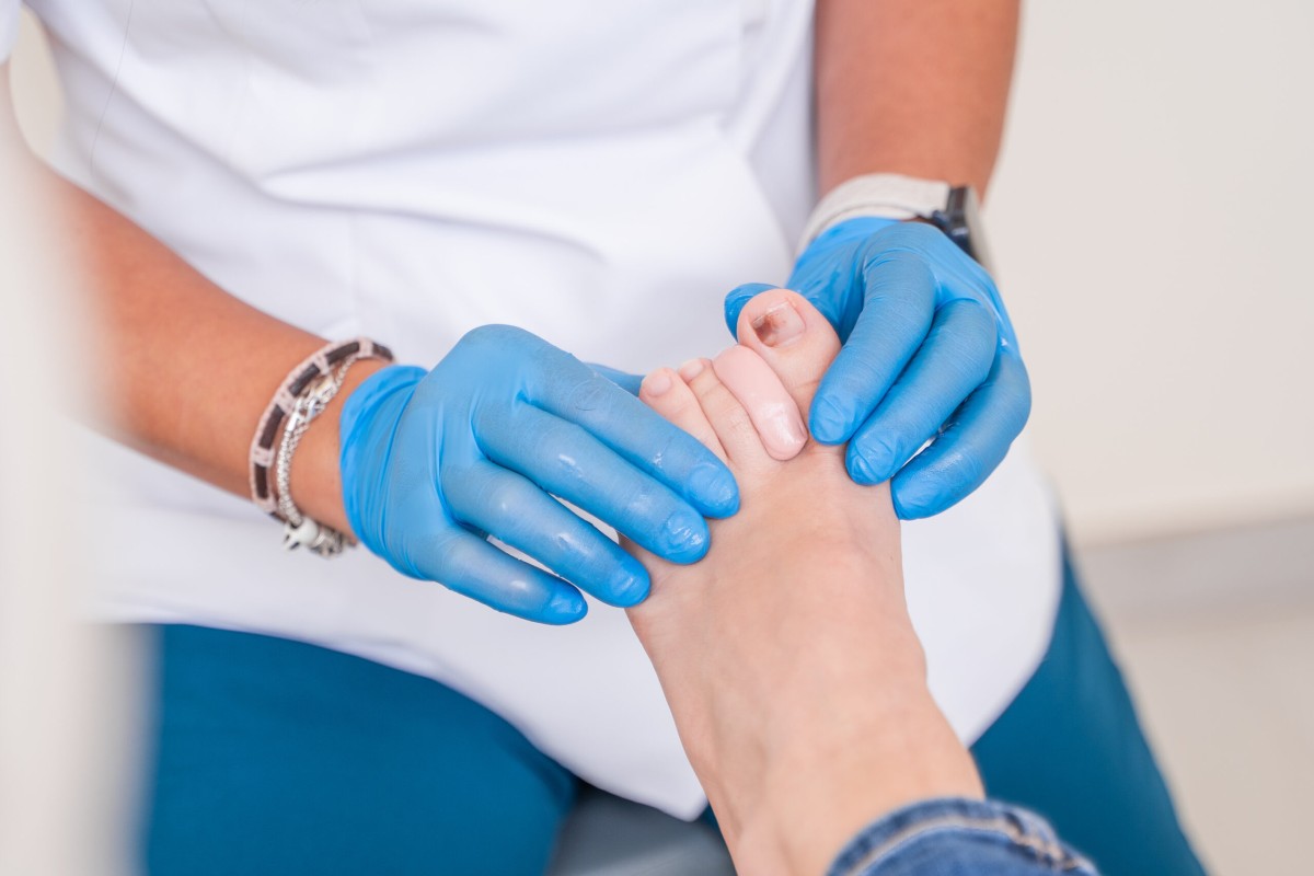 Foto de manos haciendo un tratamiento