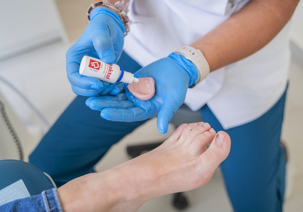 manos preparando la ortesis